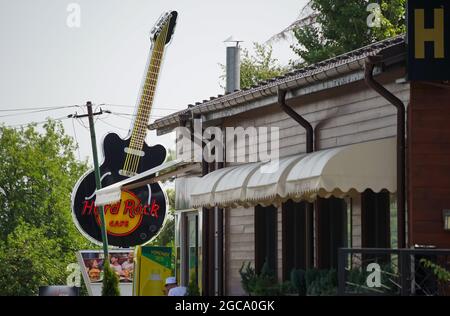 Bucarest, Roumanie - 05 août 2021 : le restaurant Hard Rock Cafe du parc King Michael I au départ de Bucarest. Banque D'Images