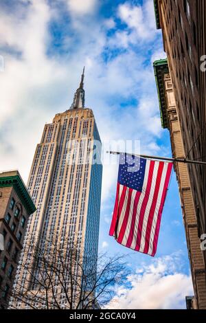 Empire State Building et US Flag de Fifth Avenue, New York City, NY, États-Unis Banque D'Images