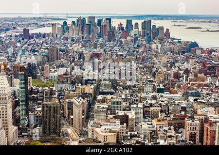 Centre-ville de Manhattan et quartier financier depuis l'Empire State Building, New York City, NY, USA Banque D'Images