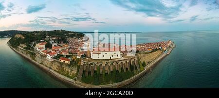 Vue panoramique aérienne sur Piran Slovénie Mer Adriatique ville. Banque D'Images