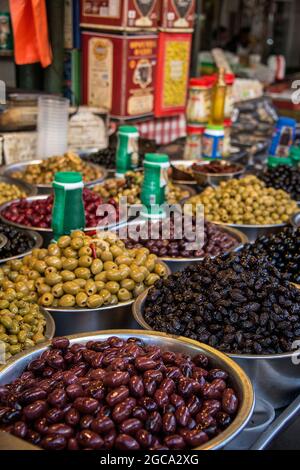Variété d'olives au marché de rue, Shuk Hacarmel, à tel Aviv, Israël. Banque D'Images