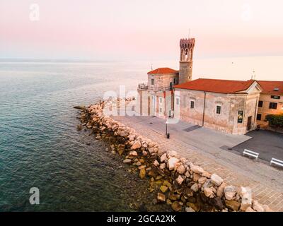 Phare de Piran en Slovénie. Vue aérienne de Drone au lever du soleil. Banque D'Images