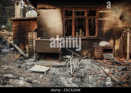 Mugla, Istanbul, TURQUIE. 5 août 2021. La Turquie lutte contre les incendies de forêt depuis le 28 juillet.outre les pompiers et les travailleurs forestiers, de nombreux civils et bénévoles ont participé aux efforts d'extinction.huit personnes ont perdu la vie dans des incendies dans de nombreuses villes du pays. Des milliers d'animaux ont péri, les terres forestières et agricoles et les zones de serre de la région se sont transformées en cendres. (Credit image: © Sedat ElbasanZUMA Wire) Banque D'Images