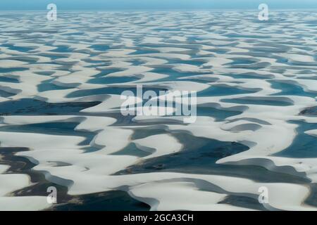 Vue aérienne des dunes de sable dans le parc national de Lencois Maranhenses, Brésil Banque D'Images