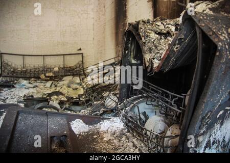 Mugla, Istanbul, TURQUIE. 6 août 2021. La Turquie lutte contre les incendies de forêt depuis le 28 juillet.outre les pompiers et les travailleurs forestiers, de nombreux civils et bénévoles ont participé aux efforts d'extinction.huit personnes ont perdu la vie dans des incendies dans de nombreuses villes du pays. Des milliers d'animaux ont péri, les terres forestières et agricoles et les zones de serre de la région se sont transformées en cendres. (Credit image: © Sedat ElbasanZUMA Wire) Banque D'Images