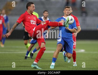 Novaro, Italie. 7 août 2021. Stefano Scognamillo de Catanzaro libère le ballon de Nicholas Ioannou de Côme pendant le match de Coppa Italia au Stadio Silvio Piola, Novaro. Crédit photo à lire: Jonathan Moscrop/Sportimage crédit: Sportimage/Alay Live News Banque D'Images