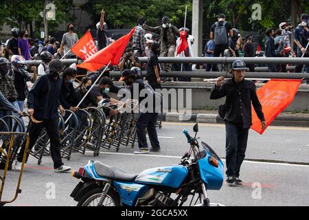 Bangkok, Thaïlande. 07e août 2021. Les manifestants vus avec des drapeaux à l'intersection de DIN Daeng pendant la manifestation.le groupe pro-démocratie "Jeunesse libre" qui demande la démission du Premier ministre thaïlandais et la réforme de la monarchie a annoncé son projet de visiter le Grand Palais, entraînant une confrontation entre les manifestants et la police anti-émeute. Crédit : SOPA Images Limited/Alamy Live News Banque D'Images