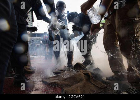 Bangkok, Thaïlande. 07e août 2021. Les manifestants ont lancé une grenade à gaz lacrymogène pendant la manifestation. Le groupe pro-démocratie « Jeunesse libre » qui demande la démission du Premier ministre thaïlandais et la réforme de la monarchie a annoncé son projet de visiter le Grand Palais, entraînant une confrontation entre les manifestants et la police anti-émeute. Crédit : SOPA Images Limited/Alamy Live News Banque D'Images