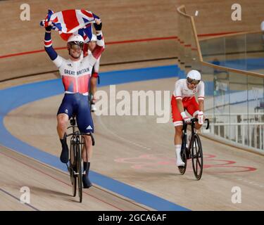 Tokyo, Kanto, Japon. 5 août 2021. Matthew Walls (GBR) célèbre après avoir remporté l'or dans l'omnium masculin lors des Jeux Olympiques d'été de Tokyo 2020 au Vélodrome d'Izu. (Image de crédit : © David McIntyre/ZUMA Press Wire) Banque D'Images