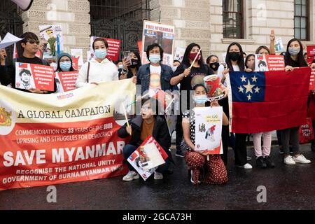 Londres, Royaume-Uni. 07e août 2021. Les manifestants ont vu des slogans scandant devant le Bureau des affaires étrangères, du Commonwealth et du développement, pendant la manifestation.à la veille du 33ème anniversaire du soulèvement du pouvoir populaire de 8888 au Myanmar, des centaines de Birmans à Londres ont défilé de la place du Parlement au Bureau des affaires étrangères, du Commonwealth et du développement, puis à l'ambassade du Myanmar. Ils ont protesté contre la dictature génocidaire du gouvernement de coup d'État actuel au Myanmar et ont demandé une aide internationale pour reconnaître le gouvernement d'unité nationale du Myanmar. Crédit : SOPA Images Limited/Alamy Live News Banque D'Images