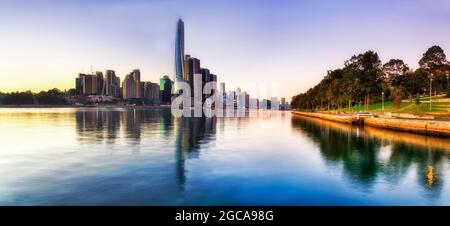 Vue au lever du soleil sur les gratte-ciel du quartier des affaires de Sydney, sur Darling Harbour, autour des tours de Barangaroo. Banque D'Images