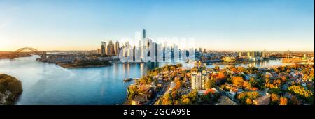 Centre-ville de Sydney autour des tours de grande hauteur de Barangaroo sur le front de mer du port de Sydney entre les ponts - panorama aérien au lever du soleil. Banque D'Images