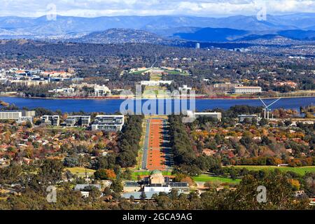 Colline du Capitole avec le tuyau du Parlement fédéral national à travers le lac Burley Griffin à Canberra, ACT, australie. Banque D'Images