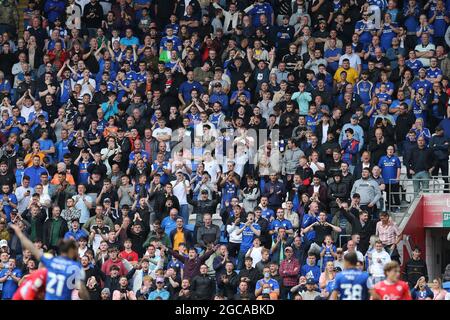 Cardiff, Royaume-Uni. 07e août 2021. Les fans de Cardiff City. Match de championnat EFL Skybet, Cardiff City et Barnsley au Cardiff City Stadium de Cardiff, pays de Galles, le samedi 7 août 2021. Cette image ne peut être utilisée qu'à des fins éditoriales. Utilisation éditoriale uniquement, licence requise pour une utilisation commerciale. Aucune utilisation dans les Paris, les jeux ou les publications d'un seul club/ligue/joueur. photo par Andrew Orchard/Andrew Orchard sports Photography/Alamy Live News crédit: Andrew Orchard sports Photography/Alamy Live News Banque D'Images