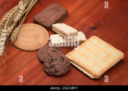 divers types de pains à biscuits délicieux et salés sont adaptés pour les collations, ces pains à biscuits sont faits de blé et de farine. Banque D'Images