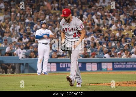 Le pichet de départ des Anges de Los Angeles Patrick Sandoval (43) réagit après un strikeout pour terminer le dîner lors d'un match MLB contre les Dodgers de Los Angeles Banque D'Images