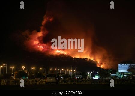 Athènes. 7 août 2021. La photo prise le 7 août 2021 montre des feux de forêt qui brûlent sur le mont Parnitha, dans le nord d'Athènes, en Grèce. Des feux de forêt dévastateurs continuent de brûler des milliers d'hectares de terres forestières à travers la Grèce. Credit: Lefteris Partsalis/Xinhua/Alamy Live News Banque D'Images