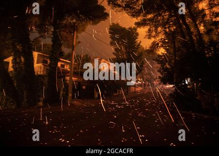 Athènes. 7 août 2021. Photo prise le 7 août 2021 montre une douche d'étincelles comme les feux de forêt rage dans le nord d'Athènes, Grèce. Des feux de forêt dévastateurs continuent de brûler des milliers d'hectares de terres forestières à travers la Grèce. Credit: Lefteris Partsalis/Xinhua/Alamy Live News Banque D'Images