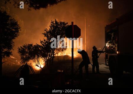 Athènes, Grèce. 7 août 2021. Les pompiers combattent un feu de forêt dans le nord d'Athènes, en Grèce, le 7 août 2021. Des feux de forêt dévastateurs continuent de brûler des milliers d'hectares de terres forestières à travers la Grèce. Credit: Lefteris Partsalis/Xinhua/Alamy Live News Banque D'Images