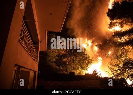 Athènes, Grèce. 7 août 2021. Un feu de forêt brûle la région environnante et les arrière-cours de maisons dans le nord d'Athènes, Grèce, le 7 août 2021. Des feux de forêt dévastateurs continuent de brûler des milliers d'hectares de terres forestières à travers la Grèce. Credit: Lefteris Partsalis/Xinhua/Alamy Live News Banque D'Images