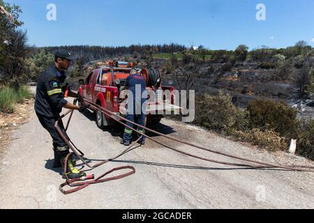 Athènes, Grèce. 7 août 2021. Les pompiers travaillent dans une zone brûlée par un feu de forêt dans le nord d'Athènes, en Grèce, le 7 août 2021. Des feux de forêt dévastateurs continuent de brûler des milliers d'hectares de terres forestières à travers la Grèce. Crédit: Marios Lolos/Xinhua/Alamy Live News Banque D'Images