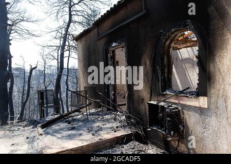 Athènes. 7 août 2021. Photo prise le 7 août 2021 montre une maison détruite par un feu de forêt dans le nord d'Athènes, Grèce. Des feux de forêt dévastateurs continuent de brûler des milliers d'hectares de terres forestières à travers la Grèce. Crédit: Marios Lolos/Xinhua/Alamy Live News Banque D'Images