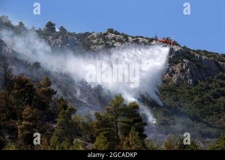 Athènes, Grèce. 7 août 2021. Un hélicoptère de lutte contre les incendies déclenche des incendies de forêt dans le nord d'Athènes, en Grèce, le 7 août 2021. Des feux de forêt dévastateurs continuent de brûler des milliers d'hectares de terres forestières à travers la Grèce. Crédit: Marios Lolos/Xinhua/Alamy Live News Banque D'Images