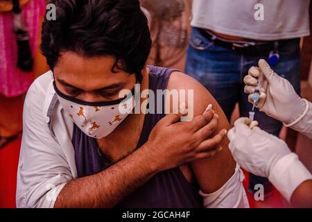 Barishal, Bangladesh. 07e août 2021. BARISHAL, BANGLADESH - AOÛT 7 : une personne reçoit une dose du vaccin Moderna Covid-19, lors d'une campagne de vaccination de masse visant à réduire le risque d'infection par la nouvelle variante Delta de Covid le 7 août 2021. À Barishal, au Bangladesh. (Photo d'Eyepix/Sipa USA) crédit: SIPA USA/Alay Live News Banque D'Images