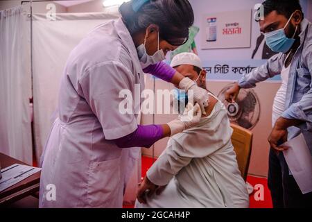 Barishal, Bangladesh. 07e août 2021. BARISHAL, BANGLADESH - AOÛT 7 : une personne reçoit une dose du vaccin Moderna Covid-19, lors d'une campagne de vaccination de masse visant à réduire le risque d'infection par la nouvelle variante Delta de Covid le 7 août 2021. À Barishal, au Bangladesh. (Photo d'Eyepix/Sipa USA) crédit: SIPA USA/Alay Live News Banque D'Images