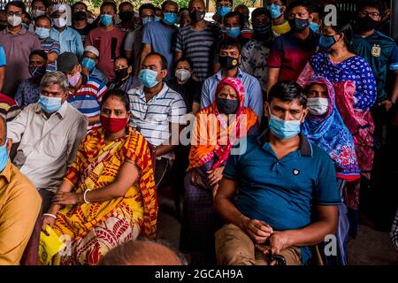 Barishal, Bangladesh. 07e août 2021. BARISHAL, BANGLADESH - AOÛT 7:lors d'une campagne de vaccination de masse, les personnes attendent de recevoir une dose du vaccin Moderna Covid-19, afin de réduire le risque d'infection par la nouvelle variante Delta de Covid n 7 août 2021 à Barishal, au Bangladesh. (Photo d'Eyepix/Sipa USA) crédit: SIPA USA/Alay Live News Banque D'Images