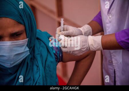 Barishal, Bangladesh. 07e août 2021. BARISHAL, BANGLADESH - AOÛT 7 : une personne reçoit une dose du vaccin Moderna Covid-19, lors d'une campagne de vaccination de masse visant à réduire le risque d'infection par la nouvelle variante Delta de Covid le 7 août 2021. À Barishal, au Bangladesh. (Photo d'Eyepix/Sipa USA) crédit: SIPA USA/Alay Live News Banque D'Images