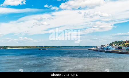 Hélicoptère noir au-dessus du centre historique de Nijni Novgorod et du confluent des rivières Oka et Volga Banque D'Images