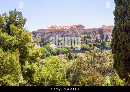 Vue panoramique sur l'Acropole depuis la vieille Agora, Athènes, Grèce, Europe. Cet endroit est le point de repère d'Athènes. Paysage urbain avec ruines grecques anciennes à Ath Banque D'Images