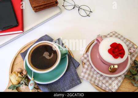 Une photo en grand angle d'une tasse de café et d'une tasse de cappuccino sur la table Banque D'Images