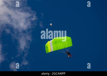 saut en parachute en tandem, débutant avec un instructeur passant sous une verrière verte Banque D'Images