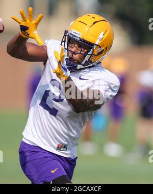 7 août 2021 : le grand receveur de LSU Koy Moore (2) prend un pass pendant la première semaine du camp de football d'automne au LSU Charles McClendon Practice Facility à Baton Rouge, LA. Jonathan Mailhes/CSM Banque D'Images