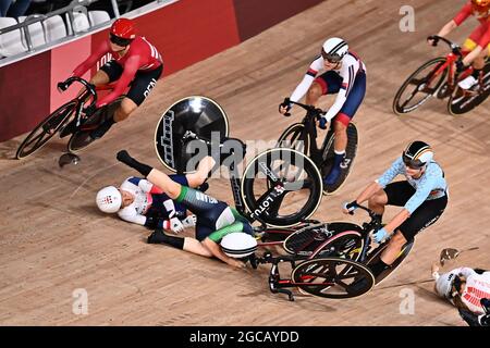 Le cycliste belge Lotte Kopecky tombe lors de la course de scratch, première partie de l'Omnium féminin sur piste du vélo le jour 17 de l'Olympique Tokyo 2020 Banque D'Images