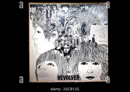 Gros plan isolé du devant de la couverture de l'album en vinyle Beatles Revolver usée Banque D'Images