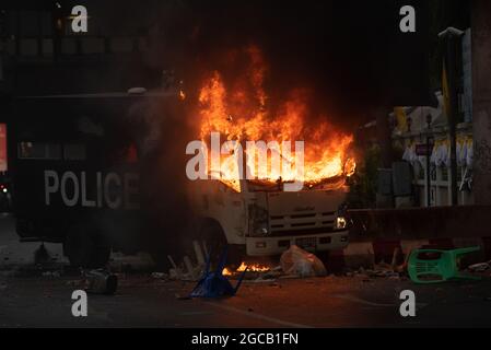 Bangkok, Thaïlande. 07e août 2021. Thaïlande : des manifestants antigouvernementaux ont incendié un camion de police au Monument de la victoire, au cœur de Bangkok, le 7 août 2021. (Photo de Teera Noisakran/Pacific Press) Credit: Pacific Press Media production Corp./Alay Live News Banque D'Images