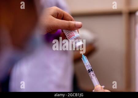 Barishal, Bangladesh. 07e août 2021. Une infirmière est vue se préparer une dose de vaccin Moderna à un stand de vaccination de l'hôpital Arife Memorial, car c'est un programme de vaccination de masse du gouvernement qui a commencé le 7 août.des milliers de personnes sont vues se rassembler pour prendre les vaccins et les infirmières ont été vues pour avoir un temps occupé toute la journée. (Photo de MD Niamul Hossain Rifat/Pacific Press) crédit: Pacific Press Media production Corp./Alay Live News Banque D'Images