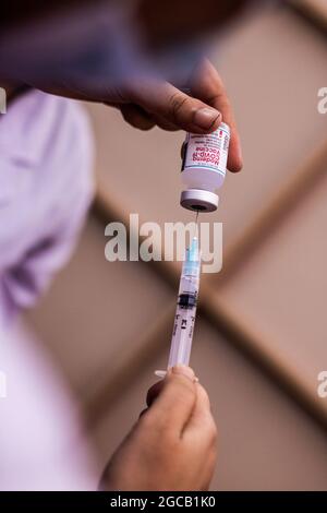 Barishal, Bangladesh. 07e août 2021. Une infirmière est vue se préparer une dose de Moderna Vaccine à un stand de vaccination de l'hôpital Arife Memorial car c'est un programme de vaccination de masse par le gouvernement qui a commencé le 7 août.des milliers de personnes sont vues se rassembler pour prendre les vaccins et les infirmières ont été vues à vous avez un temps chargé toute la journée. (Photo de MD Niamul Hossain Rifat/Pacific Press) crédit: Pacific Press Media production Corp./Alay Live News Banque D'Images