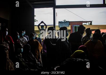 Barishal, Bangladesh. 07e août 2021. Les gens sont vus se rassembler en centaines de personnes ne maintenant aucune distanciation sociale au stand de vaccination de l'hôpital Arife Memorial car c'est un programme de vaccination de masse par le gouvernement du Bangladesh qui a commencé le 7 août. (Photo de MD Niamul Hossain Rifat/Pacific Press) crédit: Pacific Press Media production Corp./Alay Live News Banque D'Images