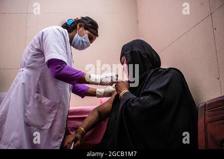 Barishal, Bangladesh. 07e août 2021. Une femme se présente au centre de vaccination de l'hôpital Arife Memorial en portant un Burkha noir et se fait vacciner alors que le gouvernement a lancé le programme de vaccination de masse dans tout le pays à partir du 7 août. (Photo de MD Niamul Hossain Rifat/Pacific Press) crédit: Pacific Press Media production Corp./Alay Live News Banque D'Images