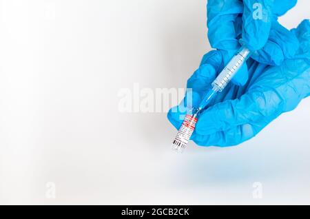 Kemerovo, Russie, juillet 2021. Le vaccin contre le coronavirus est entre les mains d'un médecin, d'une seringue. Coronavirus Covid 19 vaccin Spoutnik V, nom local GamCov Banque D'Images