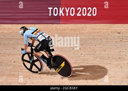 Le cycliste belge Lotte Kopecky quitte la course pendant la course de scratch, première partie de l'Omnium course cycliste féminin le 17 jour de la Tokyo 20 Banque D'Images