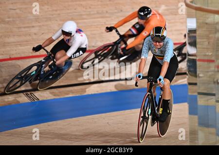 Le cycliste belge Lotte Kopecky quitte la course pendant la course de scratch, première partie de l'Omnium course cycliste féminin le 17 jour de la Tokyo 20 Banque D'Images