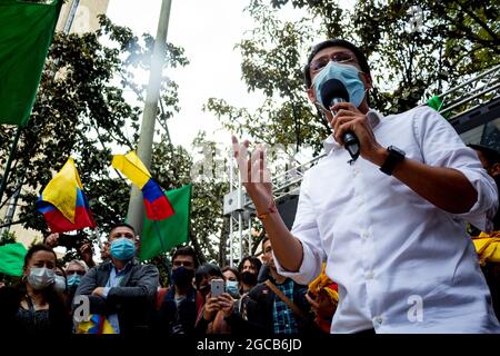 Camilo Romero parle en direct à la presse et aux partisans lors d'un événement qui a annoncé la pré-candidature de Camilo Romero de la coalition politique Alianza Verde à la présidence de la Colombie, le 7 août 2021 à Bogota, Colombie. Banque D'Images