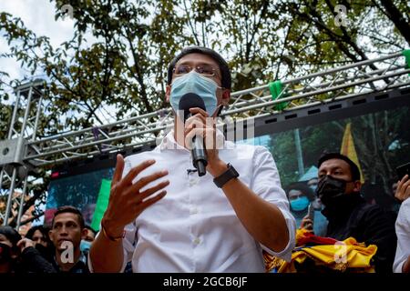 Camilo Romero parle en direct à la presse et aux partisans lors d'un événement qui a annoncé la pré-candidature de Camilo Romero de la coalition politique Alianza Verde à la présidence de la Colombie, le 7 août 2021 à Bogota, Colombie. Banque D'Images