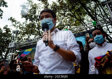 Camilo Romero parle en direct à la presse et aux partisans lors d'un événement qui a annoncé la pré-candidature de Camilo Romero de la coalition politique Alianza Verde à la présidence de la Colombie, le 7 août 2021 à Bogota, Colombie. Banque D'Images