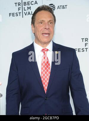 NEW YORK, NY - 19 AVRIL : le gouverneur de New York Andrew Cuomo assiste au gala d'ouverture du Festival du film Tribeca à la radio City Music Hall le 2017 avril 2017 à New York, à l'occasion du « Clive Davis: The Soundtrack of Our Lives » 19. Photo de John Palmer/MediaPunch Banque D'Images